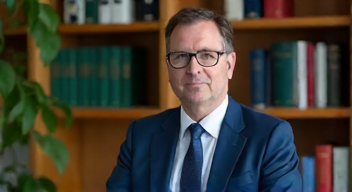 Ich bin Dr. Jochen Pimpertz, Leiter Themencluster Staat, Steuern und Soziale Sicherung, und beantworte die Frage zur Arbeitsmarktauswirkung (2/10)